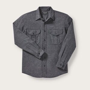Filson Men’s ALASKAN GUIDE SHIRT in Size S in Dark Heather Grey. 100% cotton.